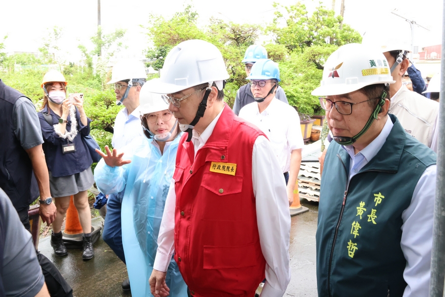 陪同行政院長卓榮泰視察柳營修繕民宅進度 黃偉哲:已盤點閒置校舍作為災民緊急收容處所