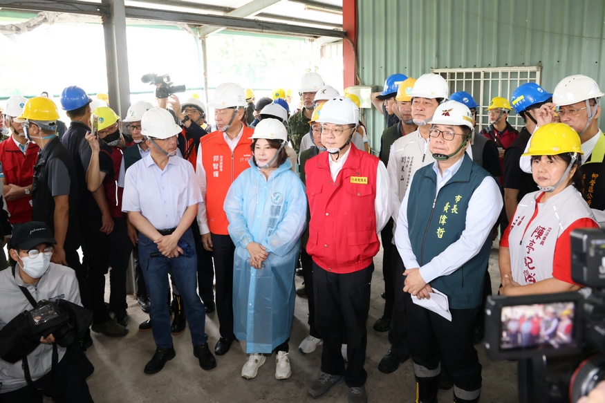 陪同行政院長卓榮泰視察柳營修繕民宅進度 黃偉哲:已盤點閒置校舍作為災民緊急收容處所