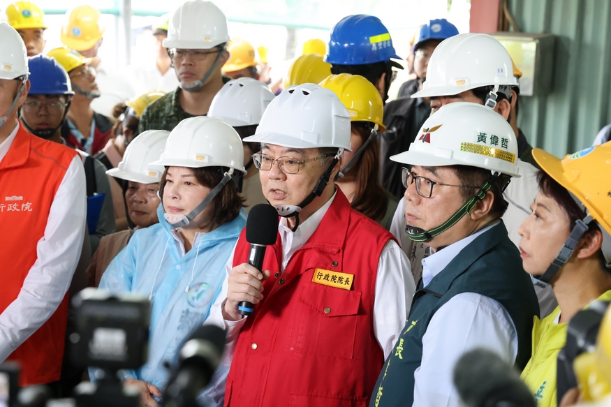 陪同行政院長卓榮泰視察柳營修繕民宅進度 黃偉哲:已盤點閒置校舍作為災民緊急收容處所
