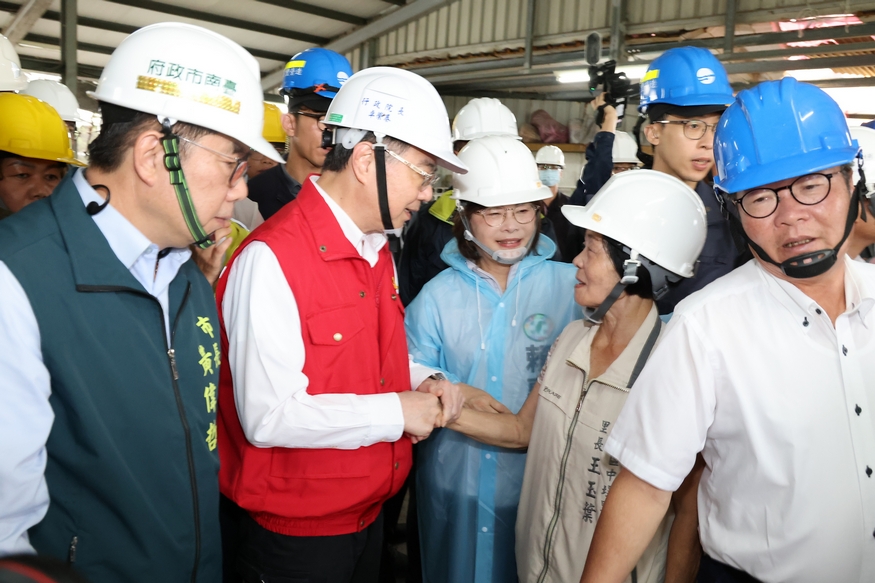 陪同行政院長卓榮泰視察柳營修繕民宅進度 黃偉哲:已盤點閒置校舍作為災民緊急收容處所