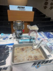 毒品咖啡包分裝工廠曝露　警察重拳查獲越籍販毒集團（圖/彭可可翻拍）